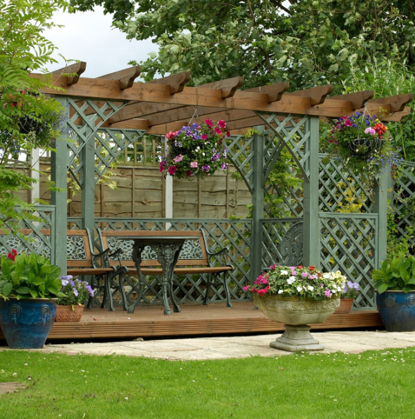 Pergola kayu dengan tanaman rambat yang indah